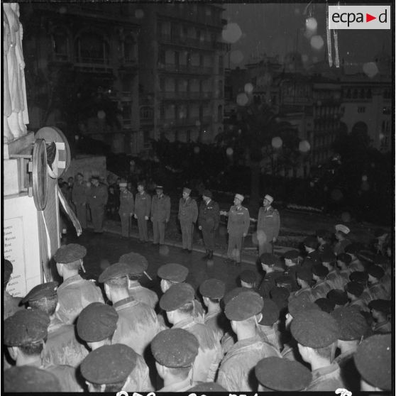 Alger. Cérémonie militaire devant le monument aux Morts.