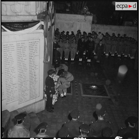 Alger. Cérémonie militaire devant le monument aux Morts.