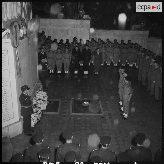 Alger. Cérémonie militaire devant le monument aux Morts.