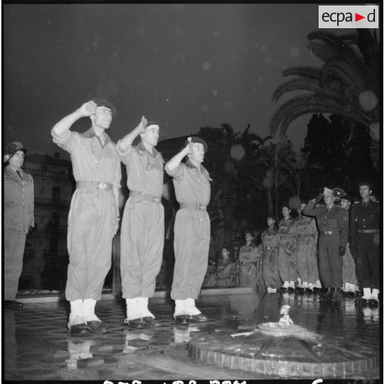 Alger. Cérémonie militaire devant le monument aux Morts.