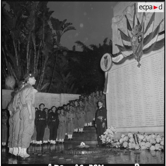 Alger. Cérémonie militaire devant le monument aux Morts.