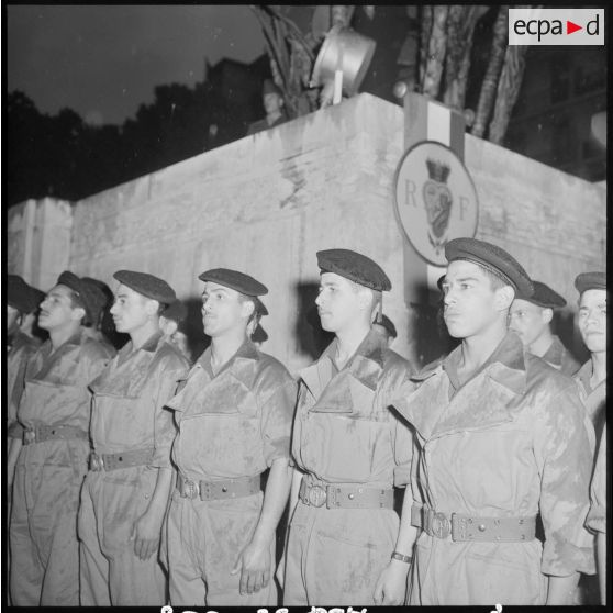 Alger. Cérémonie militaire devant le monument aux Morts.