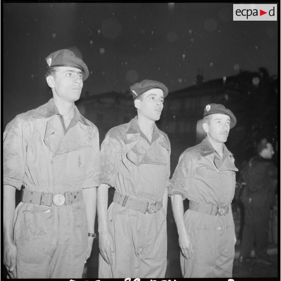 Alger. Cérémonie militaire devant le monument aux Morts.