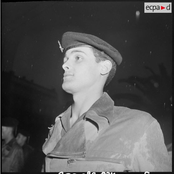 Alger. Cérémonie militaire devant le monument aux Morts.