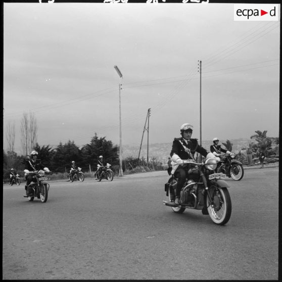 Alger. Entraînement d'une unité de gendarmerie.