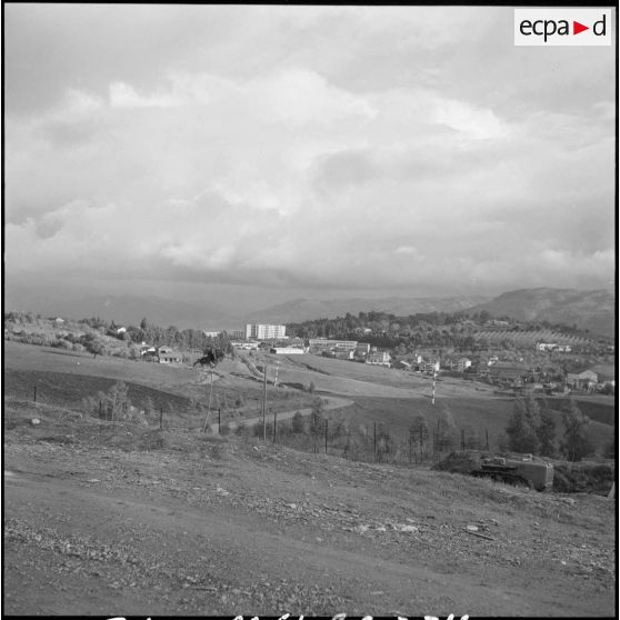 Une ville au pied de la montagne.