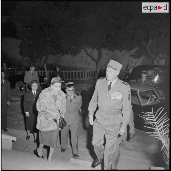 Le général Salan et son épouse visitent un hôpital.