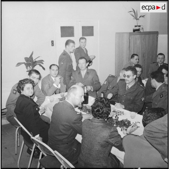 Des officiers lors d'une réception.