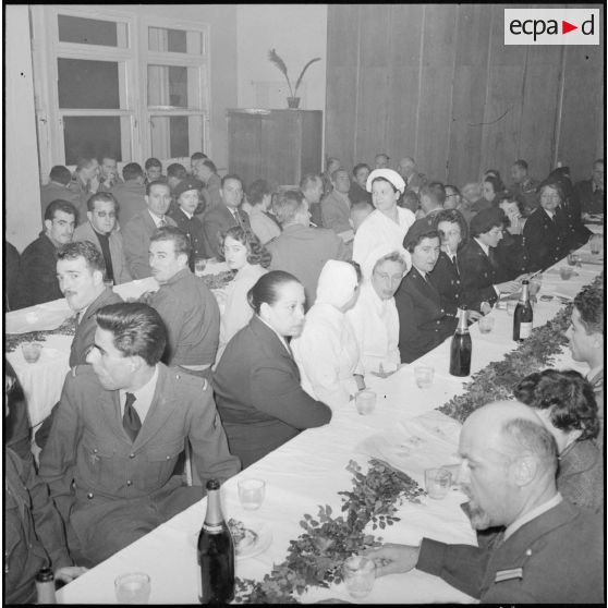 Officiers et infirmières lors d'une réception.