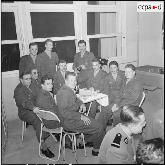 Un groupe de soldats lors d'une réception.