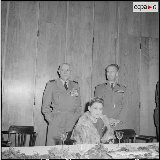 Le général Salan et son épouse visitent un hôpital.