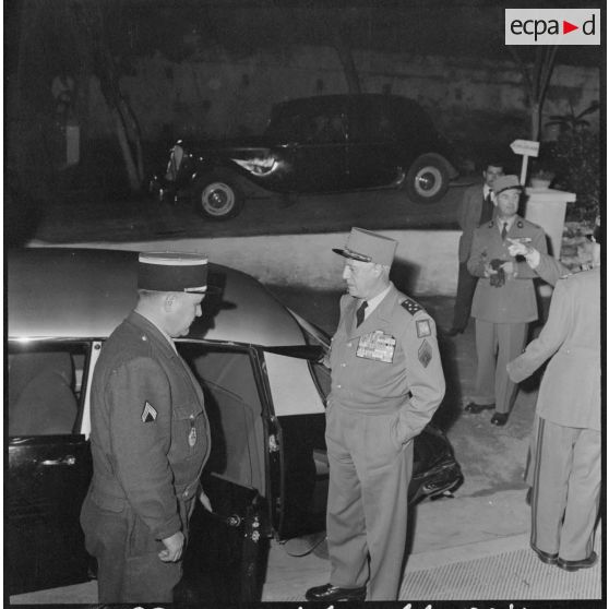Le général Salan quitte une réception.