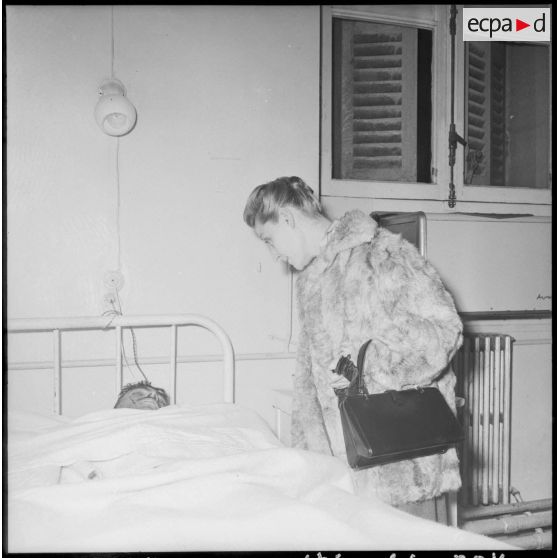 Madame Salan en visite dans un hôpital.