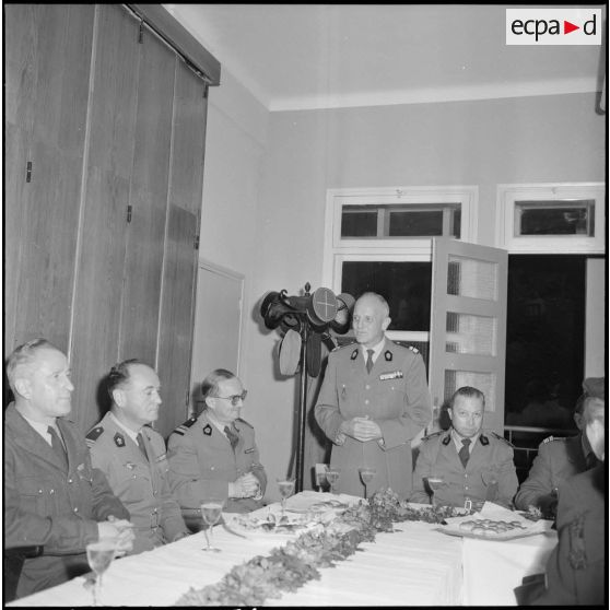 Réunion d'officiers.