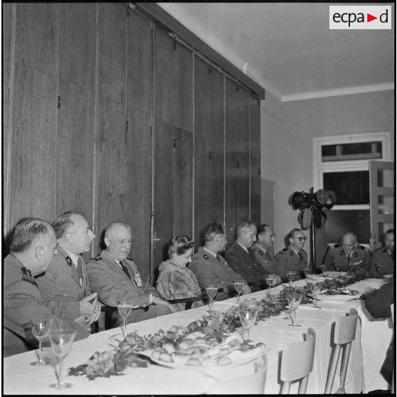 Le général Salan et son épouse lors d'une réception.