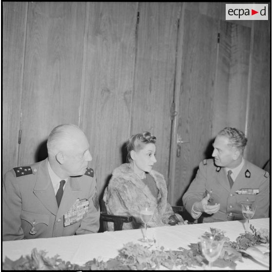 Le général Salan et son épouse lors d'une réception.