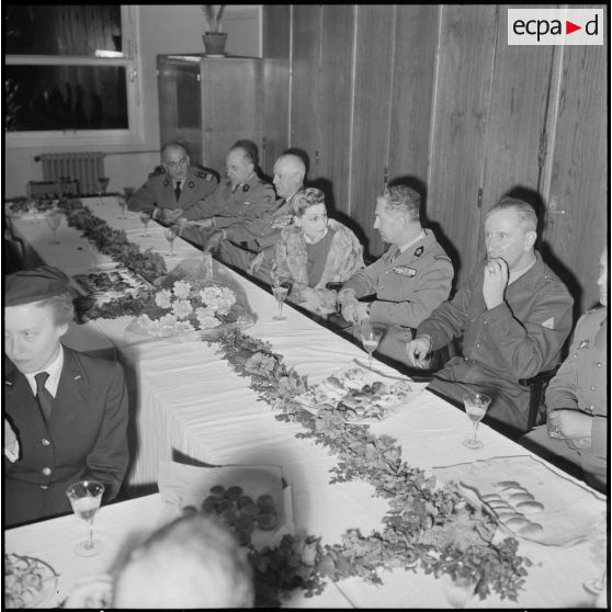 Le général Salan et son épouse lors d'une réception.