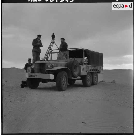 Fort Flatters. Le caméraman Gérard Py a installé sa caméra sur un camion.