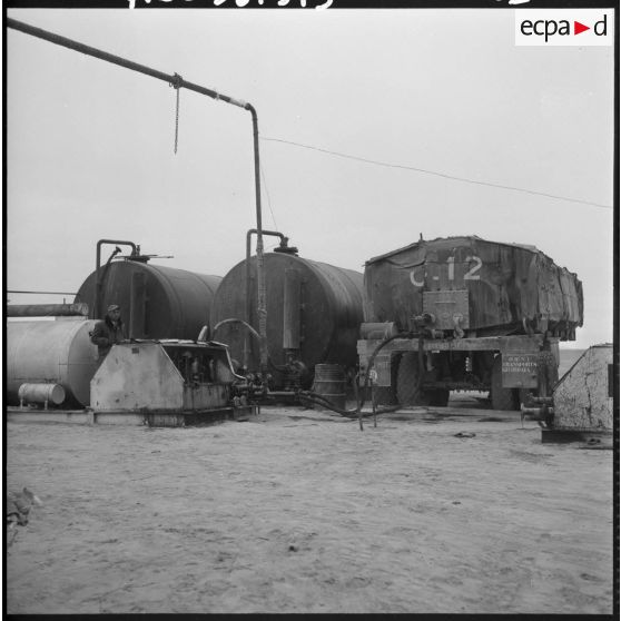 Sahara. Construction d'une route.