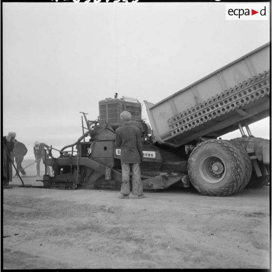 Sahara. Construction d'une route.