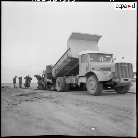 Sahara. Construction d'une route.