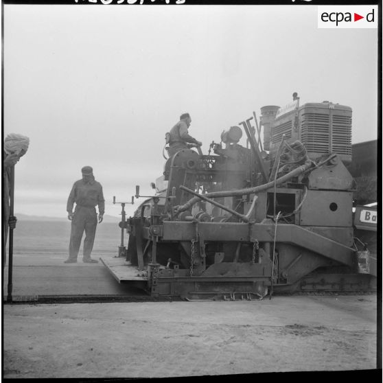 Sahara. Construction d'une route.