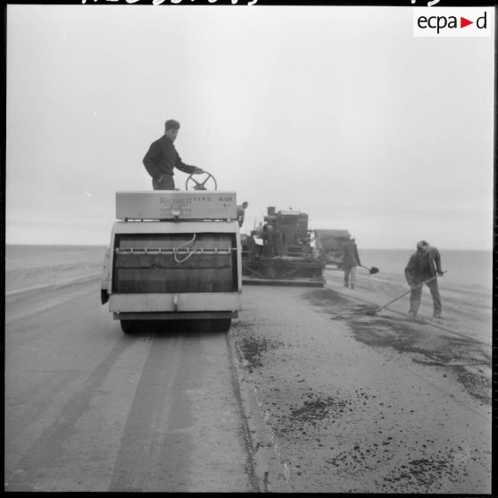 Sahara. Construction d'une route.
