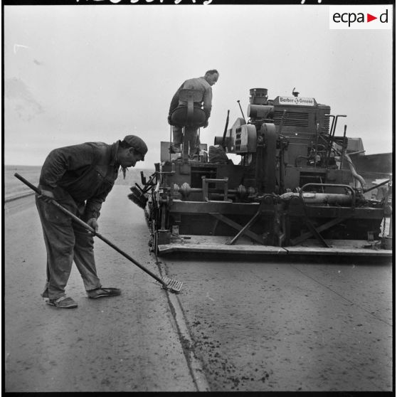 Sahara. Construction d'une route.