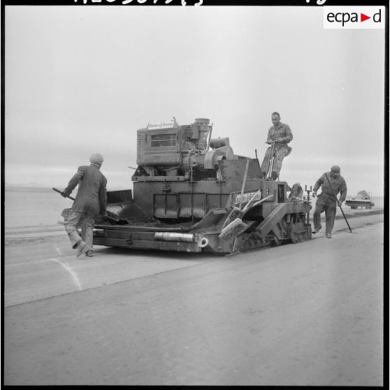 Sahara. Construction d'une route.