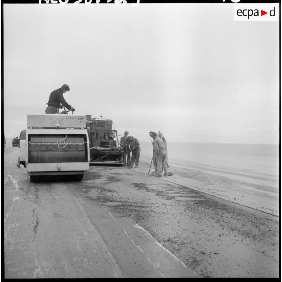 Sahara. Construction d'une route.