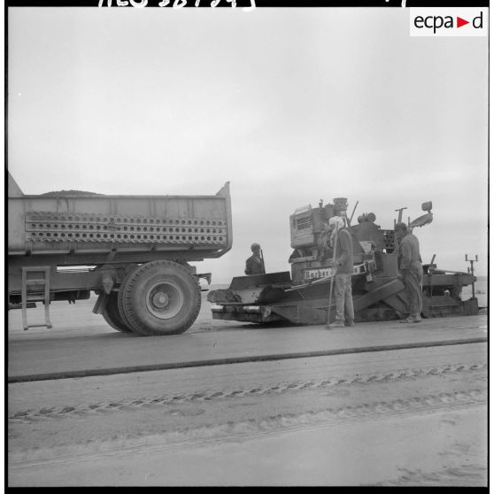 Sahara. Construction d'une route.