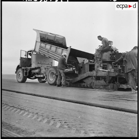 Sahara. Construction d'une route.