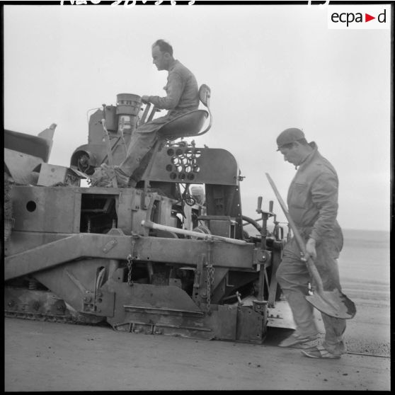Sahara. Construction d'une route.