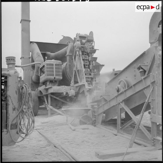 Sahara. Construction d'une route.