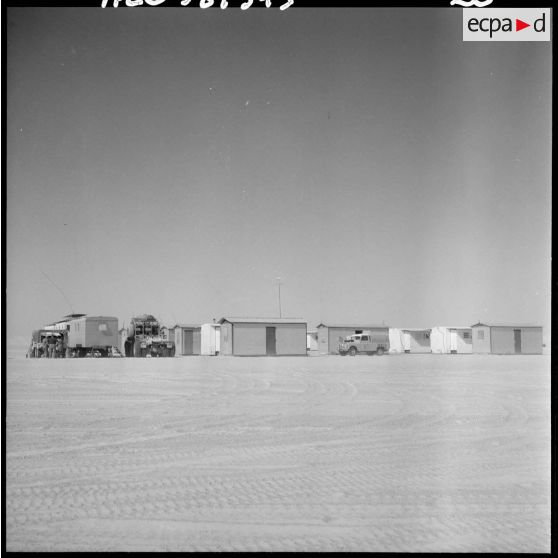Sahara. Camp de chantier pour la construction d'une route.