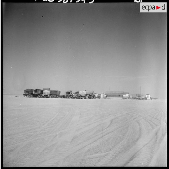 Sahara. Camp de chantier pour la construction d'une route.