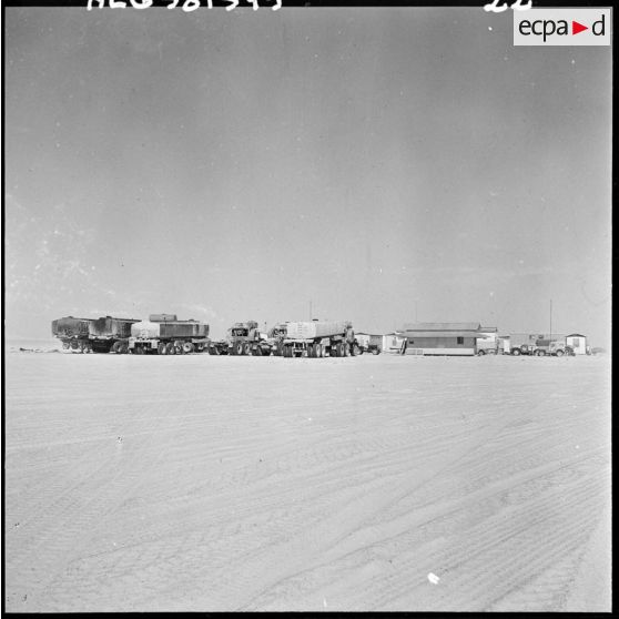 Sahara. Camp de chantier pour la construction d'une route.