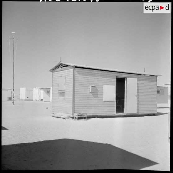Sahara. Camp de chantier pour la construction d'une route.