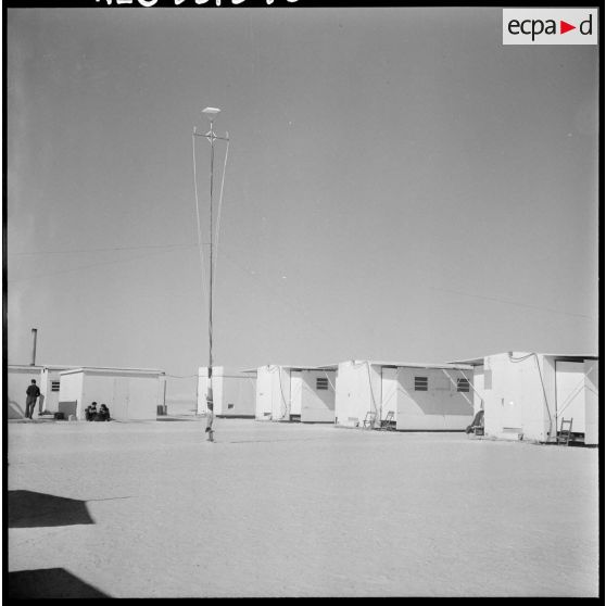 Sahara. Camp de chantier pour la construction d'une route.
