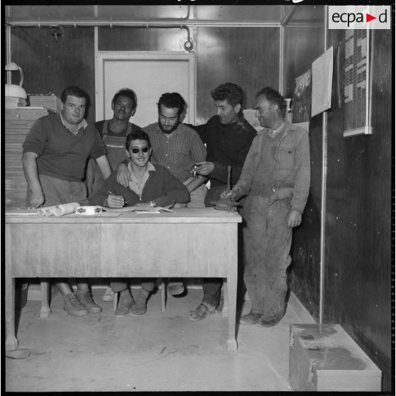 Sahara. Chantier de construction d'une route.