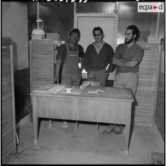 Sahara. Chantier de construction d'une route.