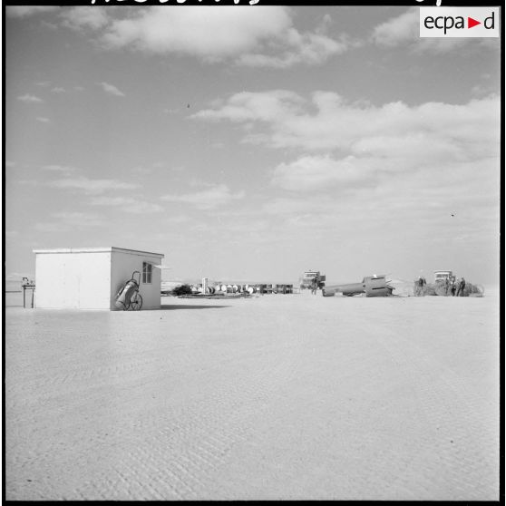 Sahara. Chantier de construction d'une route.