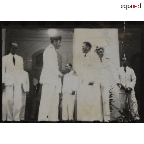 Dans le cadre de l'élection du président du gouvernement provisoire de la République Cochinchinoise, de hautes personnalités s'entretiennent. [description provisoire]