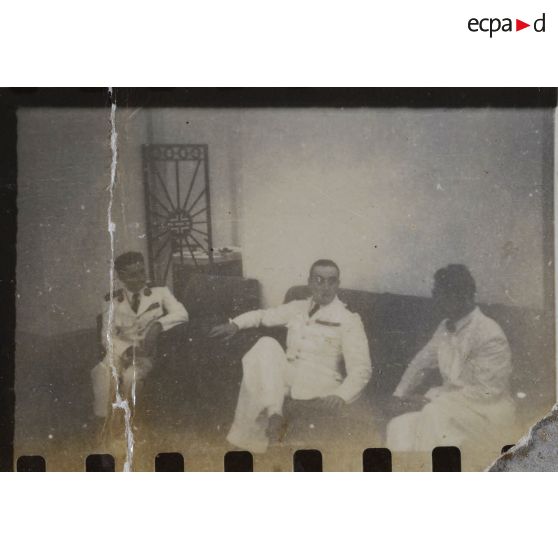 Au cours de l'élection du président du gouvernement provisoire de la République Cochinchinoise, trois hautes personnalités discutent ensemble. [description provisoire]