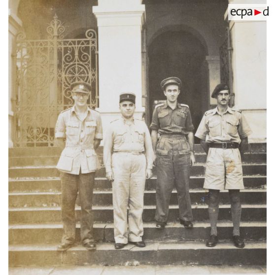 Devant le palais de justice, le lieutenant colonel Sompeyrac, président du tribunal militaire permanent et le personnel de la cession du 23 décembre 1946. [description provisoire]