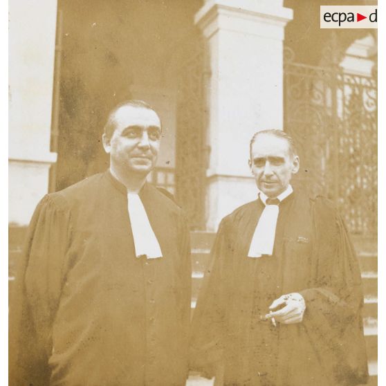 De gauche à droite : M. M. Bianchi et Jacquemart, avocats de la défense. [description provisoire]