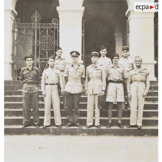 Devant le Palais de justice, le lieutenant colonel Sompeyrac, président du tribunal militaire permanent et le personnel de la Cession du 23 décembre 1946. [description provisoire]