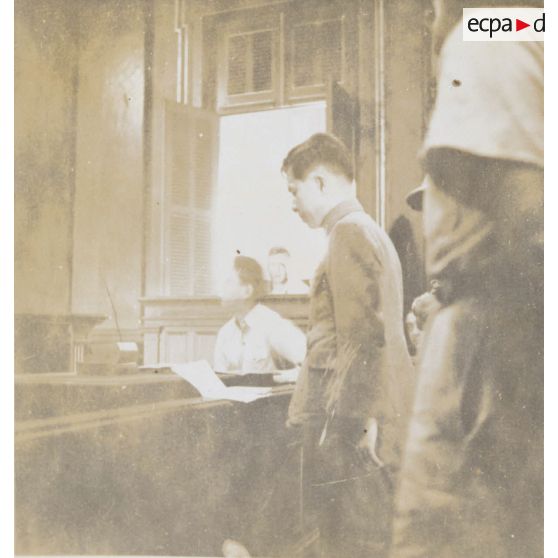 Lors du procès des prisonniers de guerre japonais, l'accusé, le lieutenant Tava, fait face aux juges. [description provisoire]