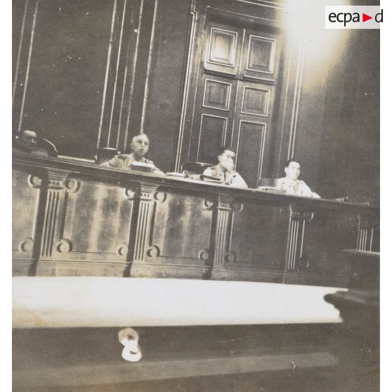 Pendant le procès. [description provisoire]