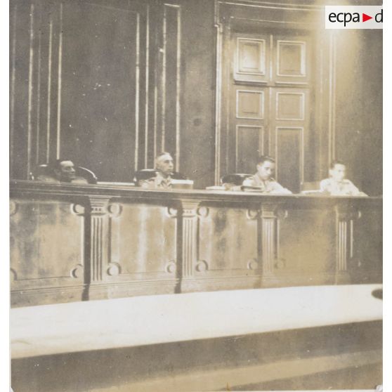 Pendant le procès. [description provisoire]